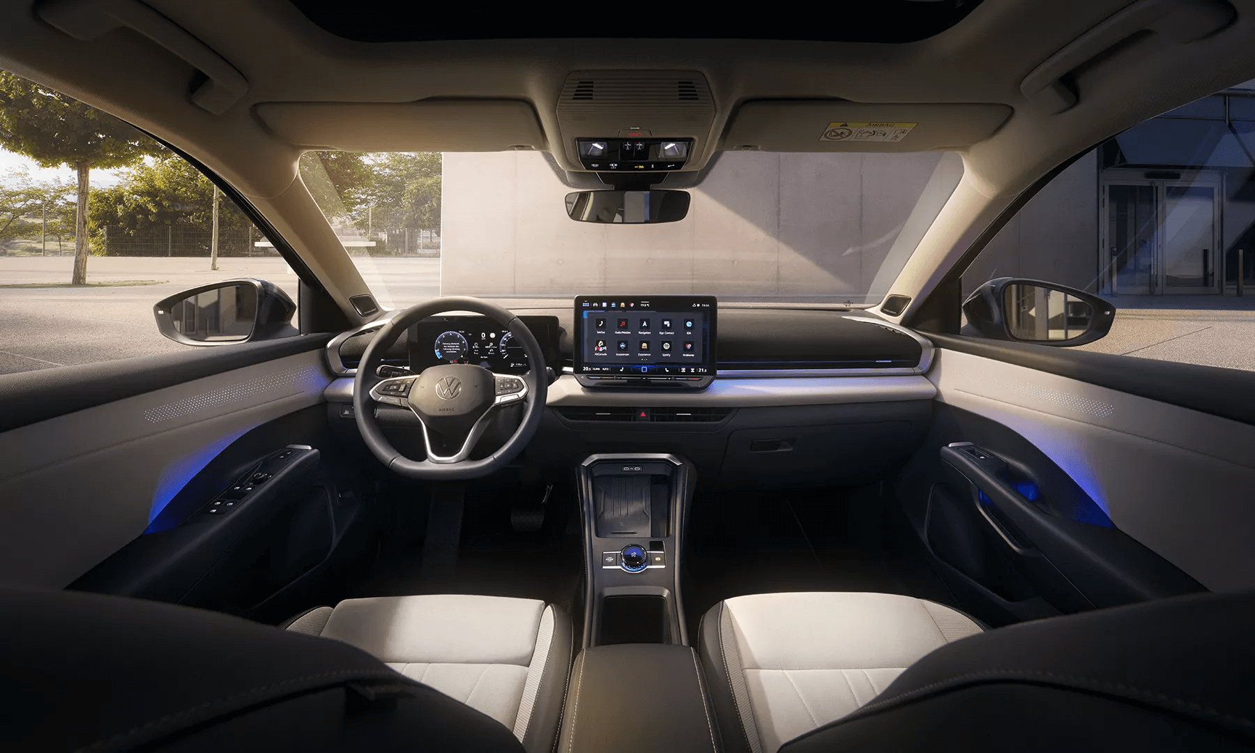 „Volkswagen T-Roc“ salonas su skaitmeniniu skydeliu ir centriniu ekranu.