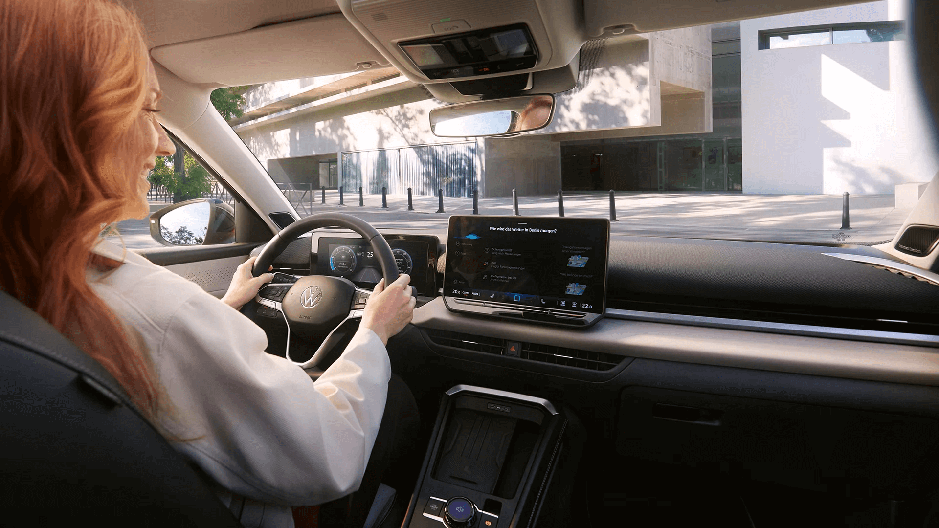 Moteris prie „Volkswagen T-Roc“ vairo naudoja balso valdymo sistemą.